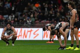 Blues players look dejected after blowing a 39-point lead to lose to the Giants in Sydney. (Dean Lewins/AAP PHOTOS)